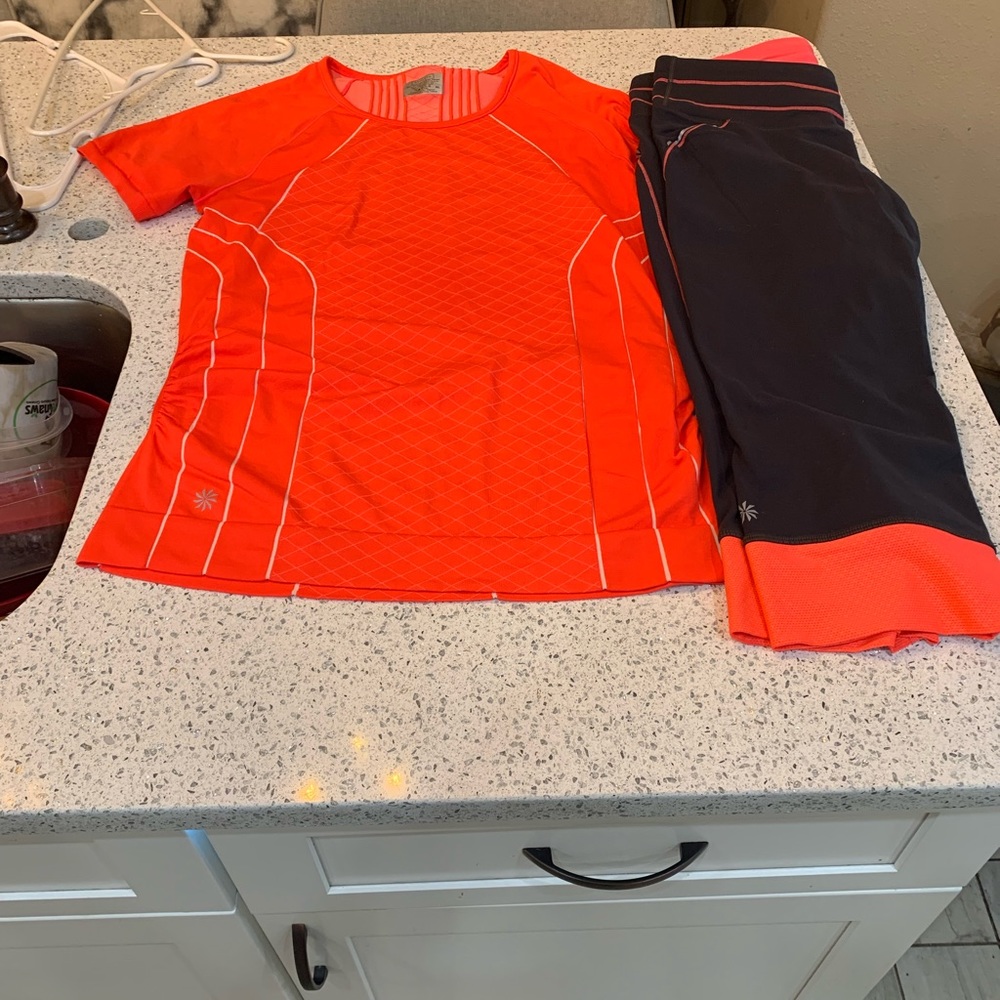 Athletica matching outfits top is xl capris are L